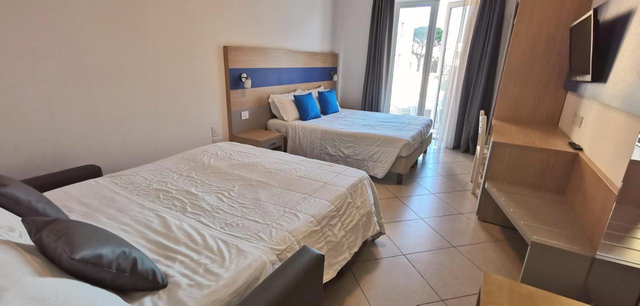 Hotel Oceanomare Punta Marina Bagian luar foto