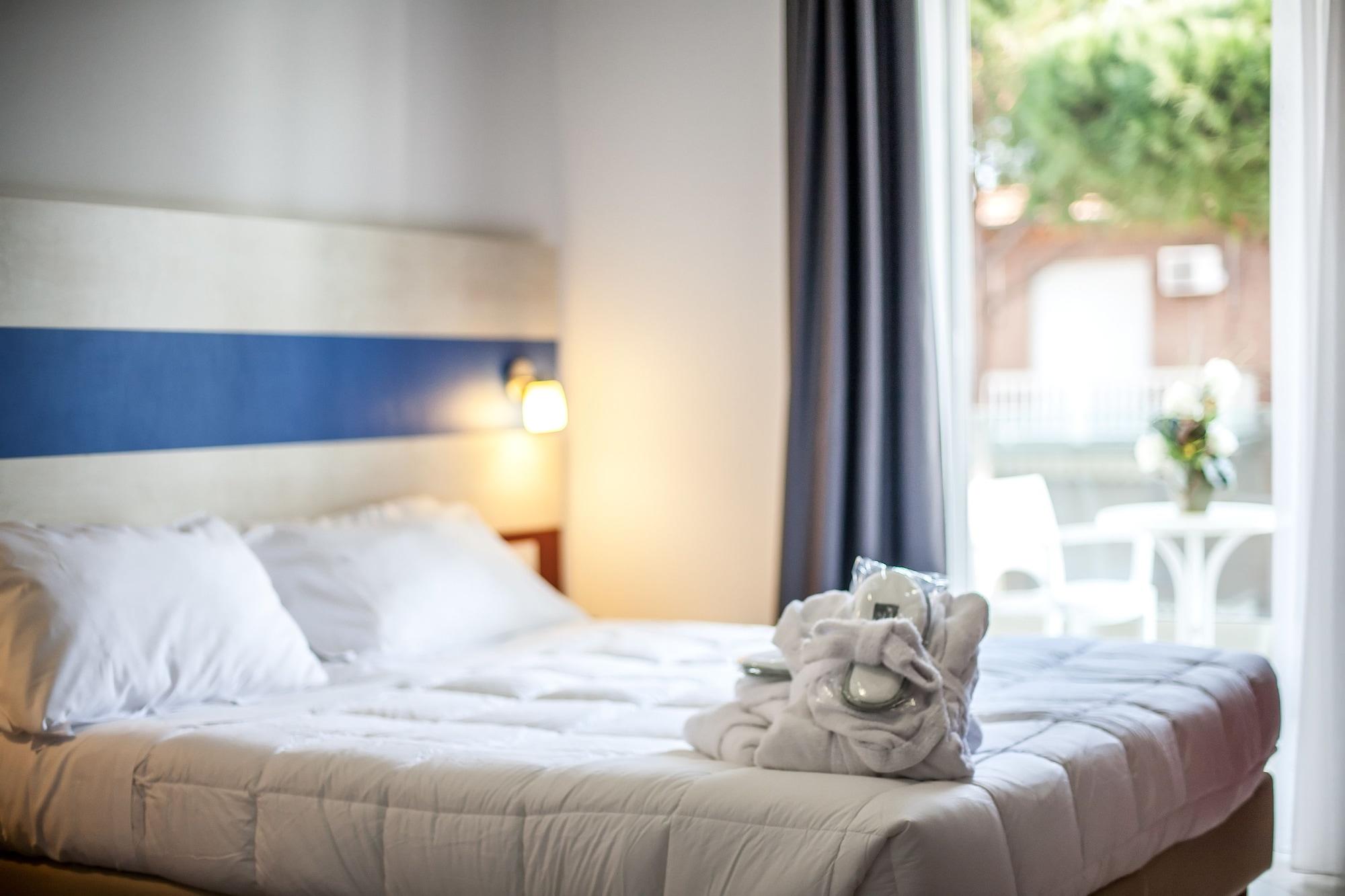 Hotel Oceanomare Punta Marina Bagian luar foto
